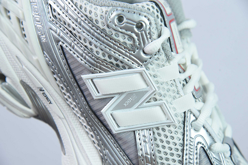 NEW BALANCE SNEAKER
