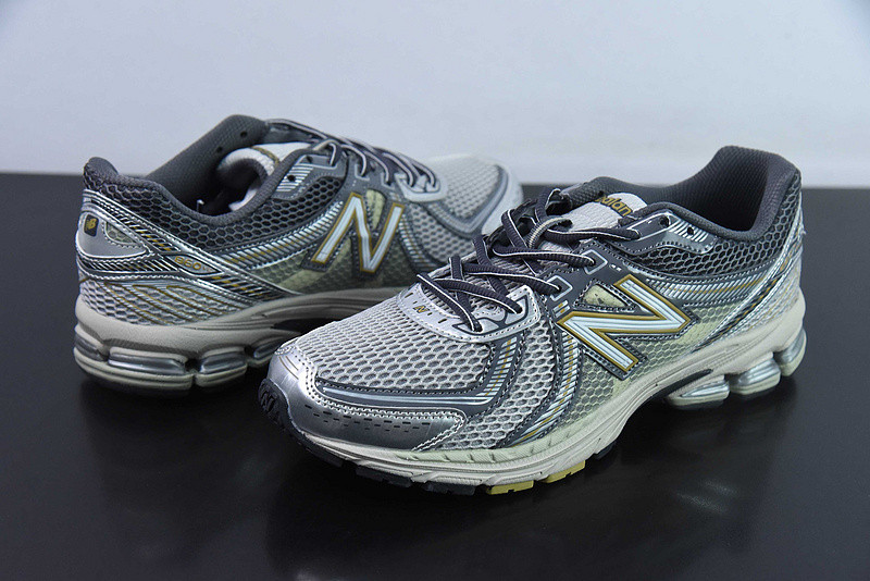 NEW BALANCE SNEAKER