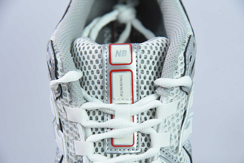 NEW BALANCE SNEAKER